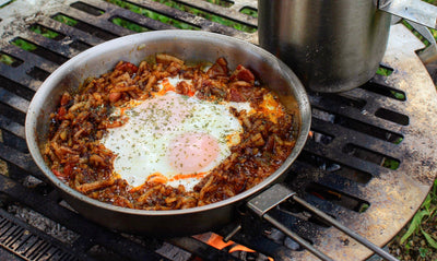 Recept voor een campingontbijt: chipotle ei in een pannetje
