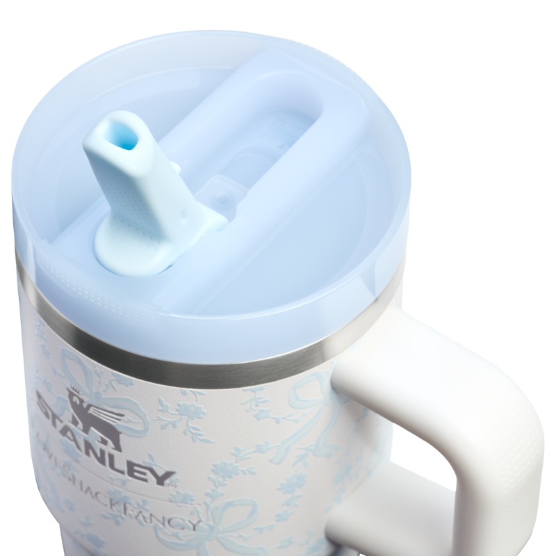 Stanley 1913 Stanley 1913 x LoveShackFancy Quencher® ProTour Tumbler 0.59L in Coquette Bow - Winter Ice | Coperchio Dettagliato Visualizza