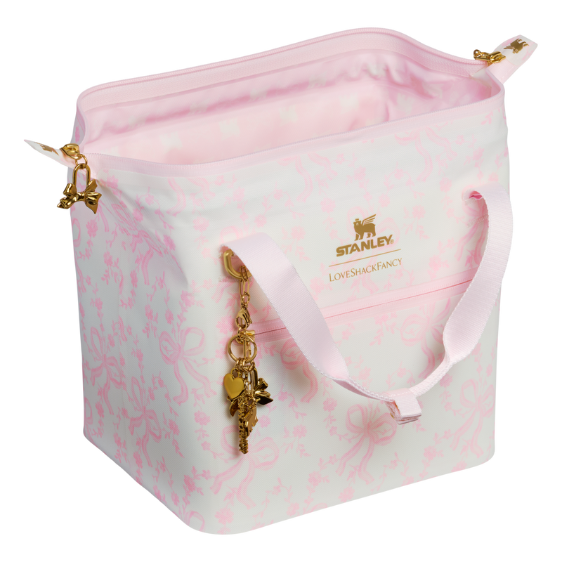 Stanley 1913 Stanley 1913 x LoveShackFancy All-Day Julienne Mini Cooler 7L in Coquette Bow - Chantilly | Apri Visualizza