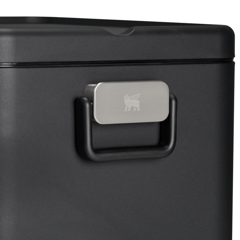 Stanley 1913 Lifted Spirits™ Steel Cooler 79.5L in Black | Dettagliato Visualizza