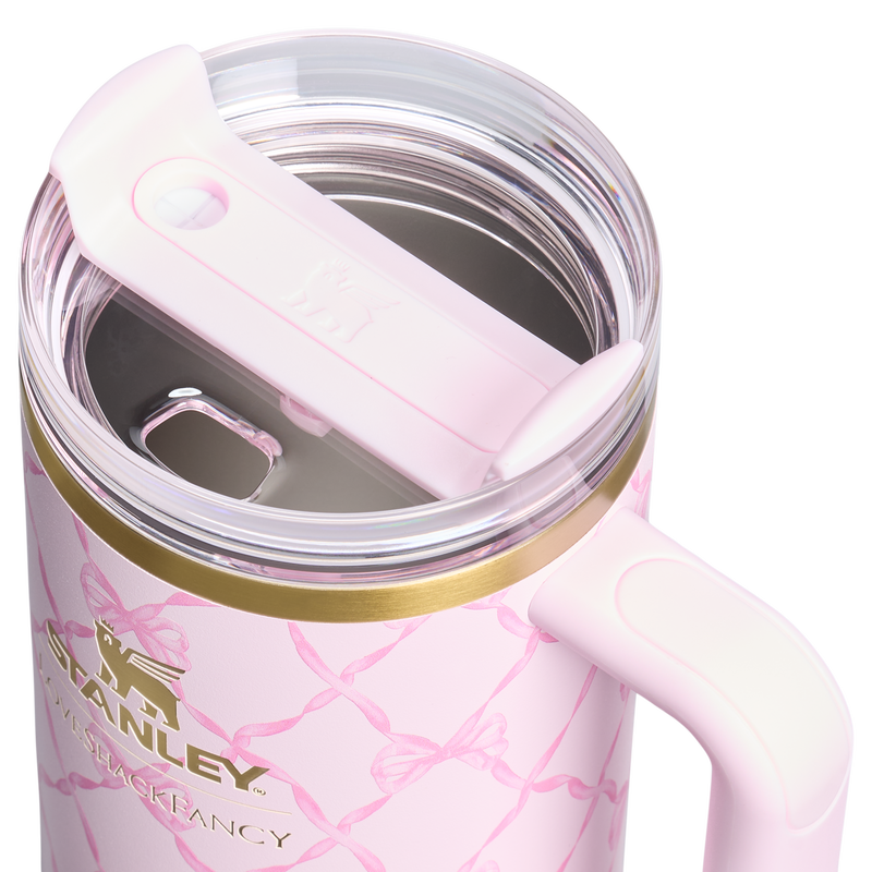 Stanley 1913 Stanley 1913 x LoveShackFancy Quencher® H2.0 FlowState™ Tumbler 1.18L in Baby Bow - Peppermint Pink | Deckel Detailliert Anzeigen