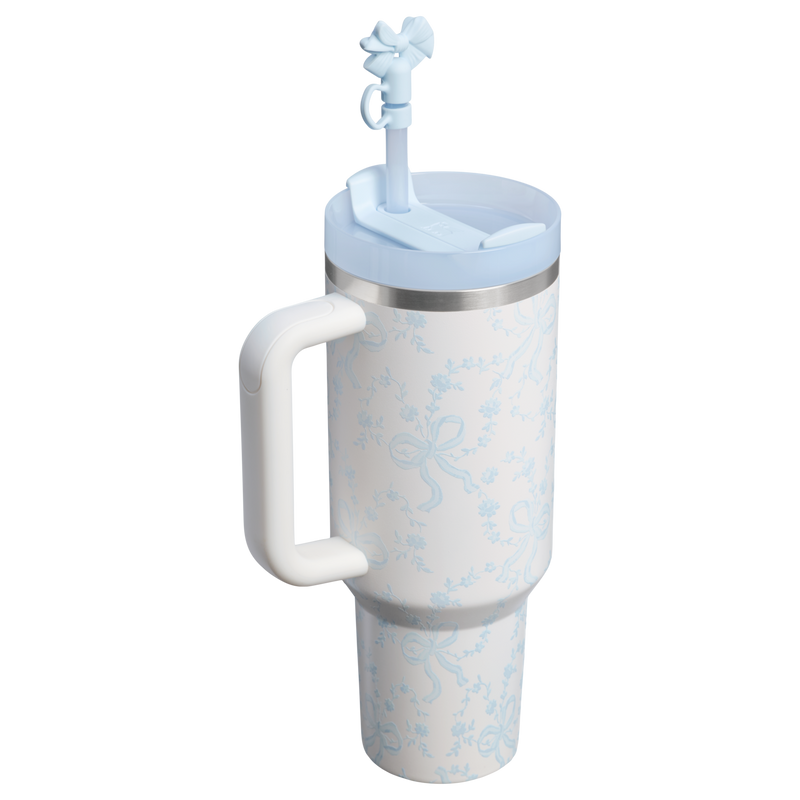 Stanley 1913 Stanley 1913 x LoveShackFancy Quencher® H2.0 FlowState™ Tumbler 1.18L in Coquette Bow - Winter Ice | indietro Visualizza