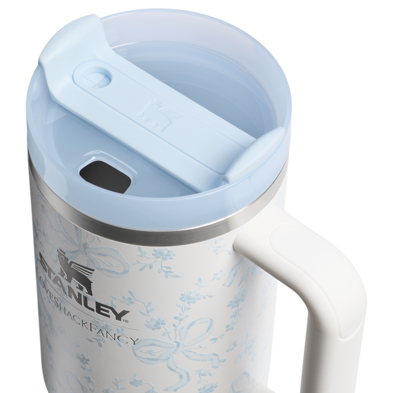 Stanley 1913 Stanley 1913 x LoveShackFancy Quencher® H2.0 FlowState™ Tumbler 1.18L in Coquette Bow - Winter Ice | Coperchio Dettagliato Visualizza