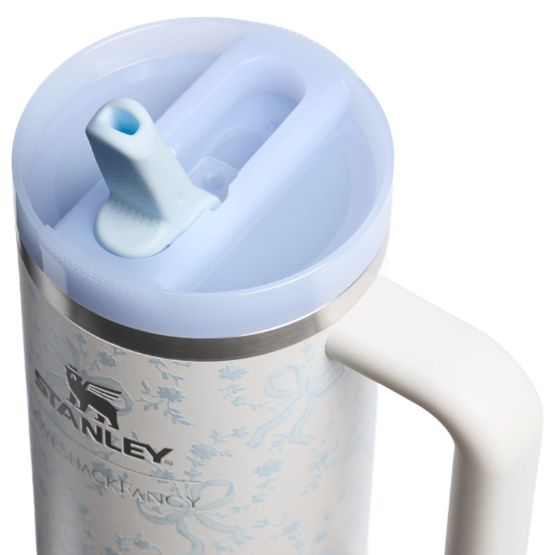 Stanley 1913 Stanley 1913 x LoveShackFancy Quencher® ProTour Tumbler 0.89L in Coquette Bow - Winter Ice | Coperchio Dettagliato Visualizza