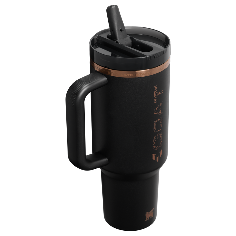 Stanley 1913 Messi x Stanley 1913 Quencher® ProTour Flip Straw Tumbler 1.18L in Messi GOAT Black | indietro Visualizza