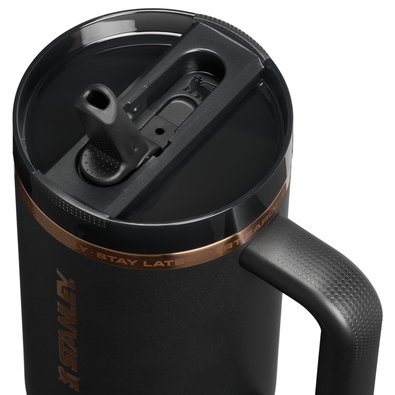 Stanley 1913 Messi x Stanley 1913 Quencher® ProTour Flip Straw Tumbler 1.18L in Messi GOAT Black | Coperchio Dettagliato Visualizza